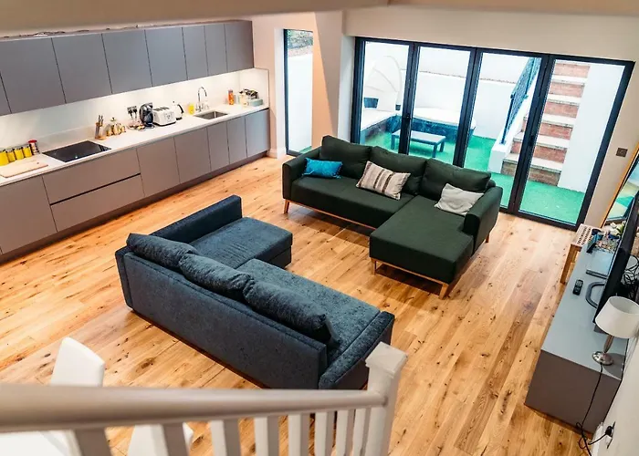 Flat 2, Cromwell Road 3 Bedroom Apartment